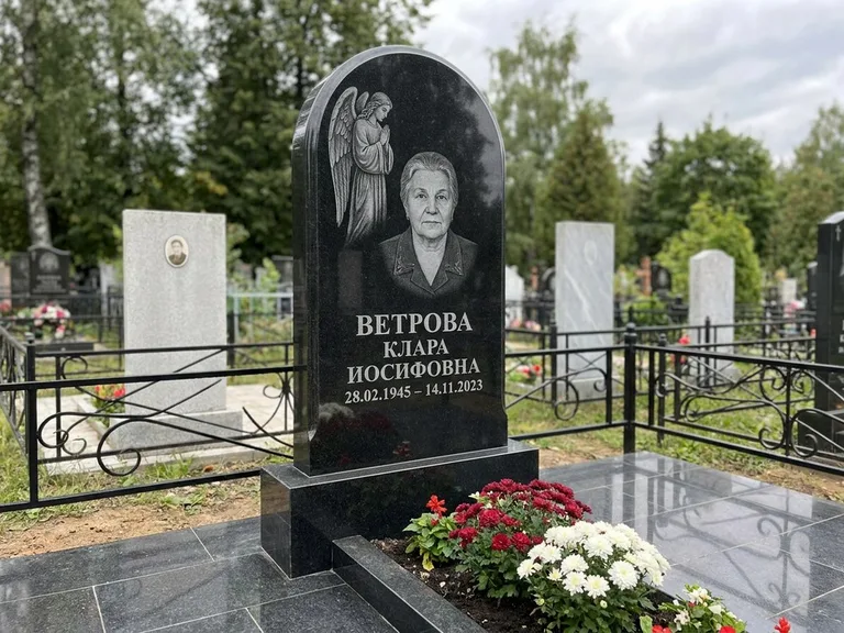 Памятник с гравировкой ангела — гравировка ангела-хранителя сбоку от портрета, работа «Игнатова» в Мурманске