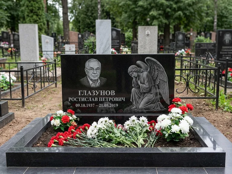 Памятник с гравировкой ангела — гравировка молящегося ангела в верхней части стелы, работа «Доронин» в Мурманске