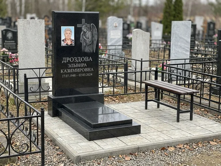 Памятник с гравировкой ангела — гравировка ангела с крестом рядом с эпитафией, работа «Яковлева» в Мурманске