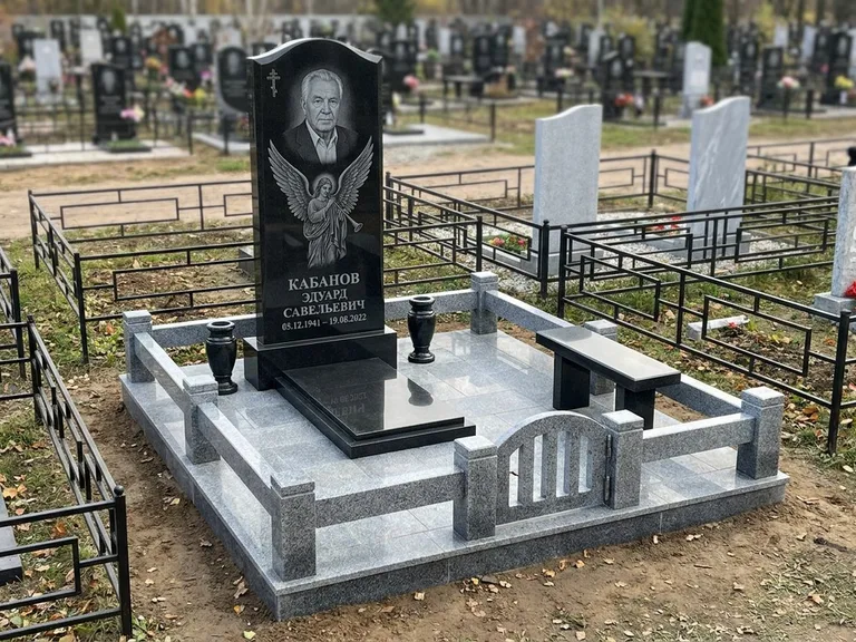 Памятник с гравировкой ангела — гравировка ангела с голубем по диагонали стелы, работа «Пономарёв» в Мурманске