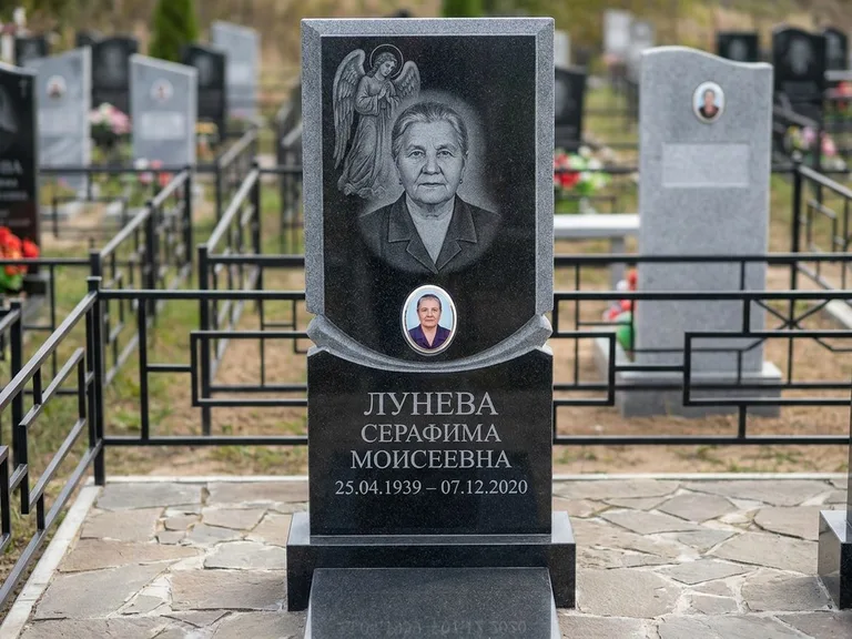 Памятник с гравировкой ангела — гравировка двух ангелов по сторонам портрета, работа «Журавлёва» в Мурманске