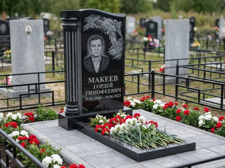 Памятник с гравировкой ангела — гравировка ангела в облаках с лучами над портретом, работа «Селиванов» в Мурманске