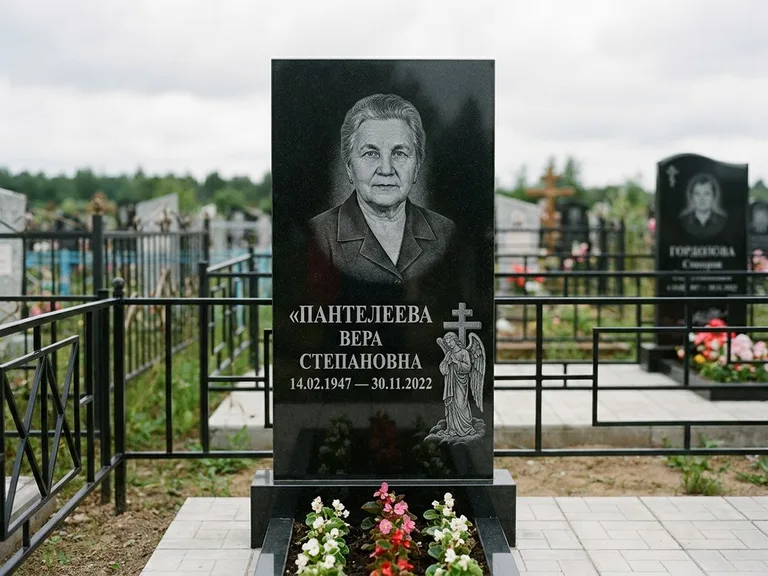 Памятник с гравировкой ангела — гравировка ангела с крестом рядом с эпитафией, работа «Пантелеева» в Мурманске