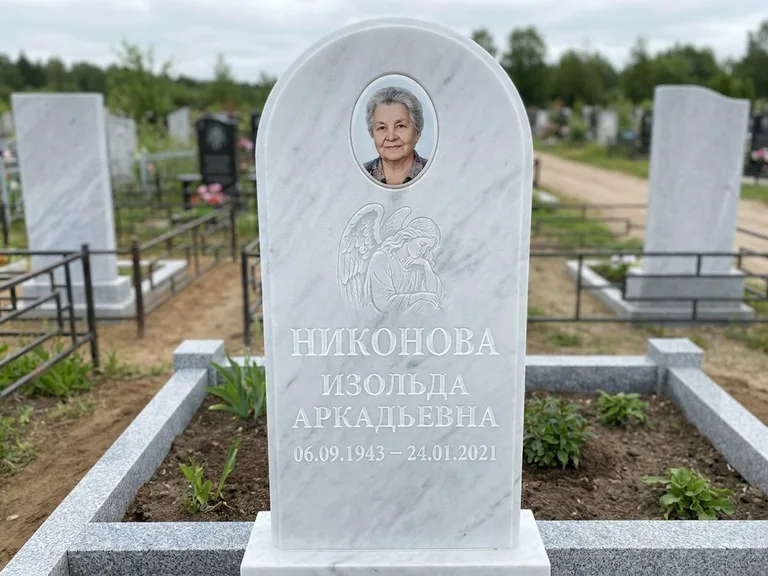 Памятник с гравировкой ангела — белая гравировка скорбящего ангела над портретом, работа «Гордеева» в Мурманске