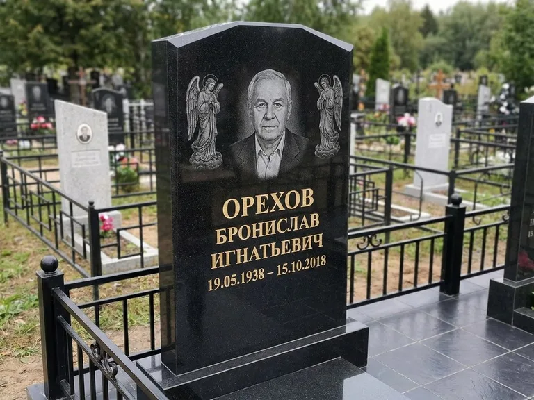 Памятник с гравировкой ангела — гравировка ангела-хранителя сбоку от портрета, работа «Фаддеев» в Мурманске