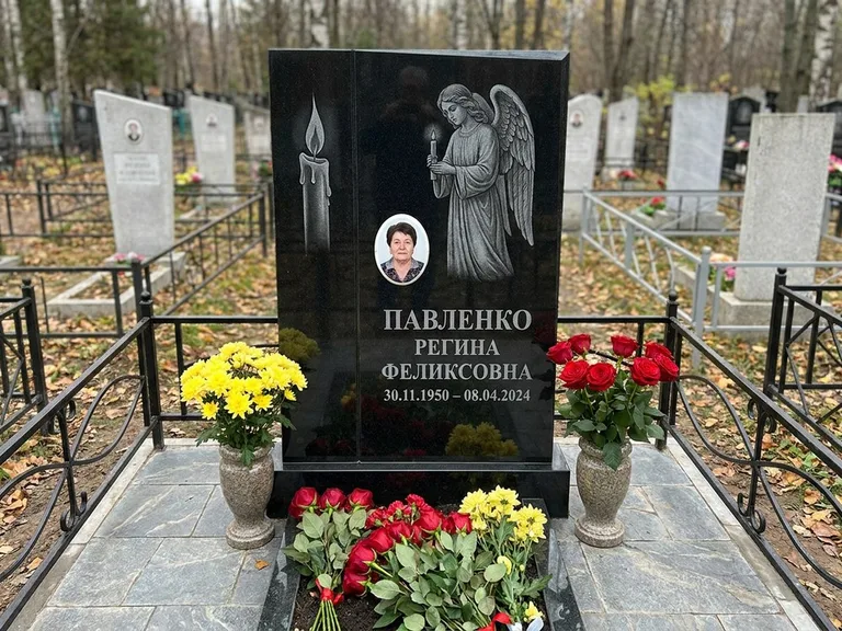 Памятник с гравировкой ангела — гравировка молящегося ангела в верхней части стелы, работа «Пантелеева» в Мурманске