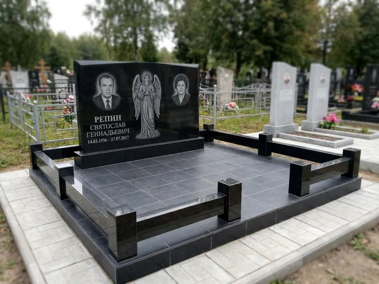 Памятник с гравировкой ангела — гравировка ангела с крестом рядом с эпитафией, работа «Касаткин» в Мурманске