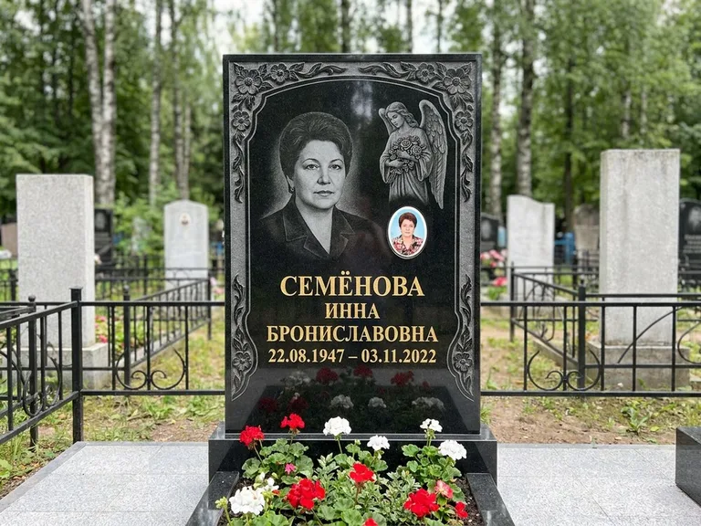 Памятник с гравировкой ангела — гравировка ангела с голубем по диагонали стелы, работа «Лобанова» в Мурманске