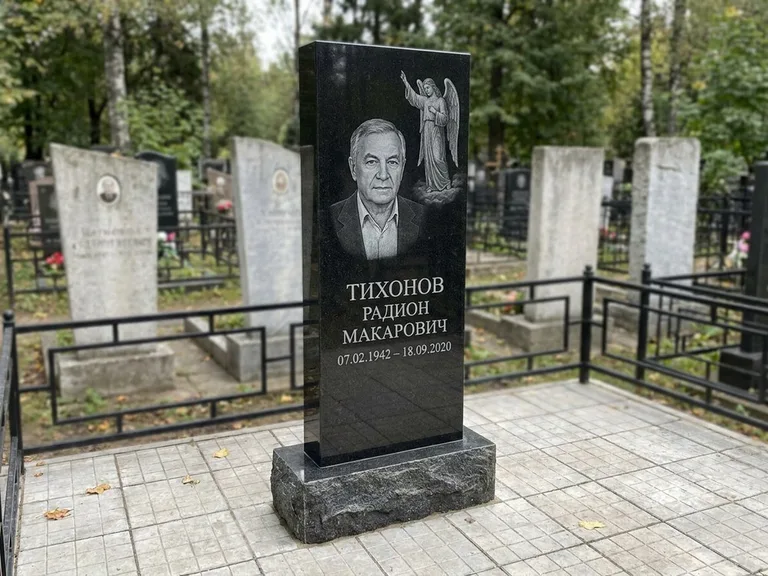 Памятник с гравировкой ангела — гравировка двух ангелов по сторонам портрета, работа «Свиридов» в Мурманске