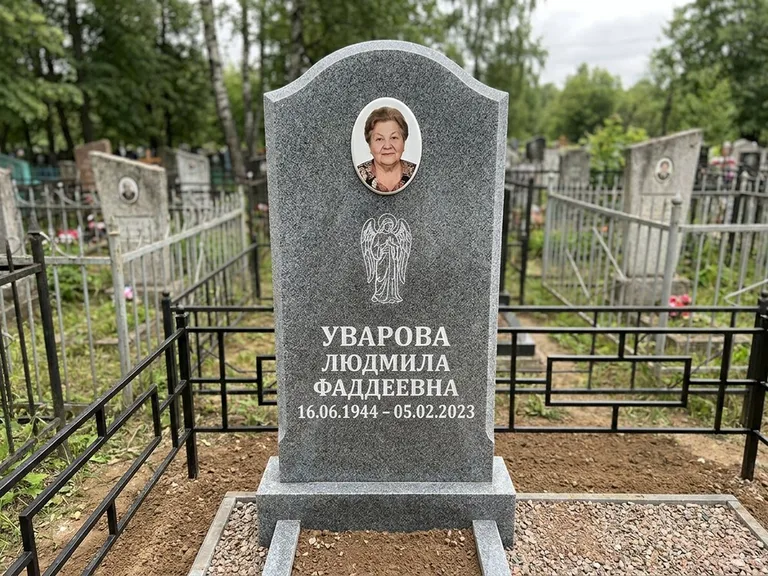 Памятник с гравировкой ангела — гравировка ангела в облаках с лучами над портретом, работа «Игнатова» в Мурманске