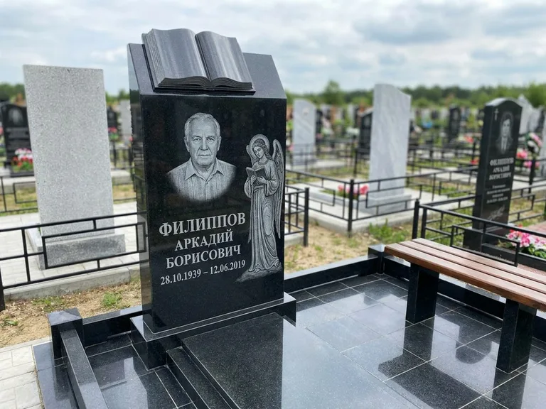Памятник с гравировкой ангела — белая гравировка скорбящего ангела над портретом, работа «Доронин» в Мурманске