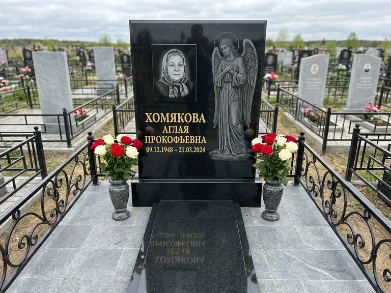 Памятник с гравировкой ангела — гравировка ангела-хранителя сбоку от портрета, работа «Яковлева» в Мурманске