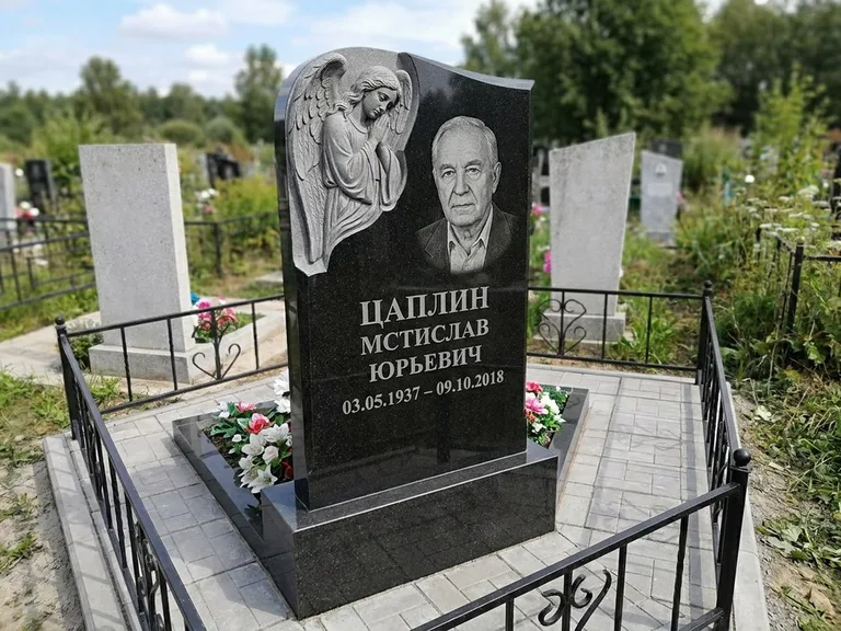 Памятник с гравировкой ангела — гравировка молящегося ангела в верхней части стелы, работа «Пономарёв» в Мурманске