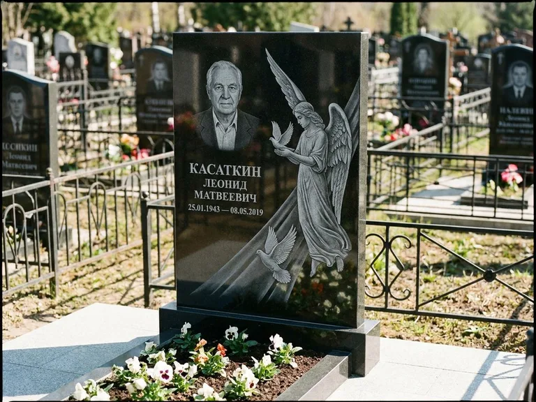Памятник с гравировкой ангела — гравировка ангела с голубем по диагонали стелы, работа «Касаткин» в Мурманске