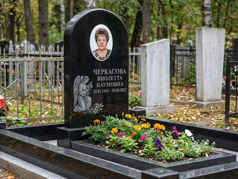 Памятник с гравировкой ангела — гравировка ангела с крестом рядом с эпитафией, работа «Журавлёва» в Мурманске