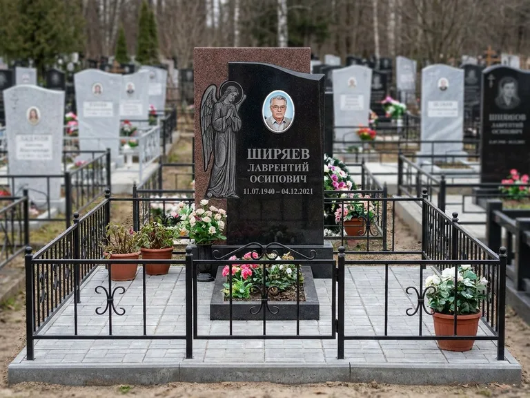 Памятник с гравировкой ангела — гравировка ангела с голубем по диагонали стелы, работа «Селиванов» в Мурманске