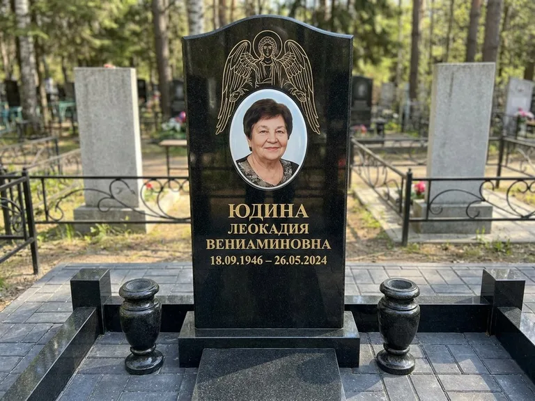 Памятник с гравировкой ангела — гравировка двух ангелов по сторонам портрета, работа «Гордеева» в Мурманске