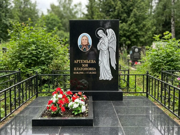 Памятник с гравировкой ангела — гравировка ангела в облаках с лучами над портретом, работа «Фаддеев» в Мурманске