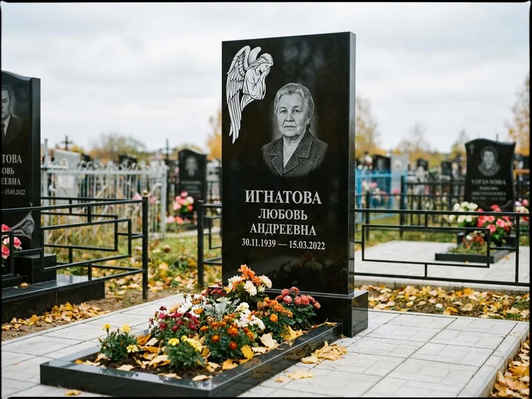 Памятник с гравировкой ангела — белая гравировка скорбящего ангела над портретом, работа «Игнатова» в Мурманске