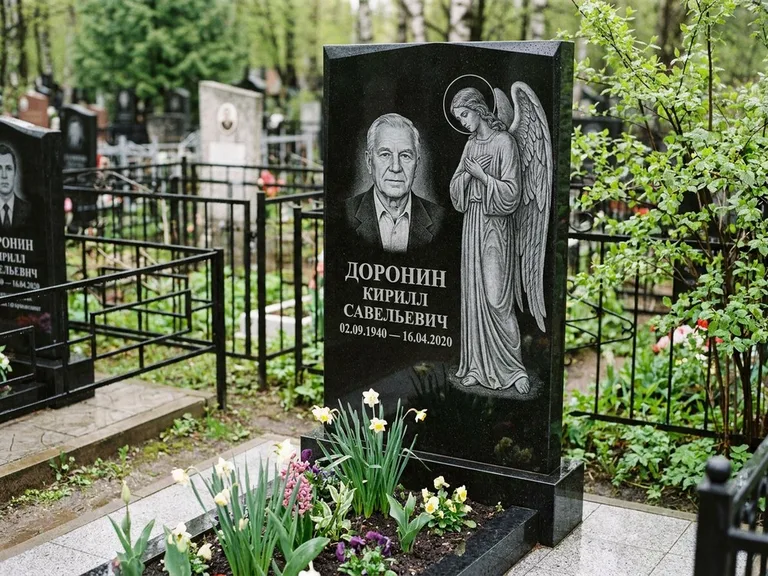 Памятник с гравировкой ангела — гравировка ангела-хранителя сбоку от портрета, работа «Доронин» в Мурманске
