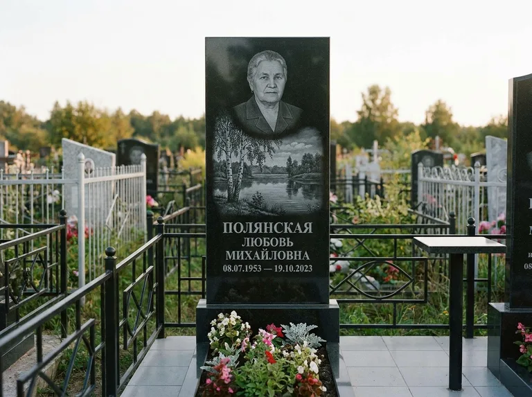 Памятник с гравировкой берёзы — гравировка берёзы у зеркального озера, работа «Полянская» в Мурманске