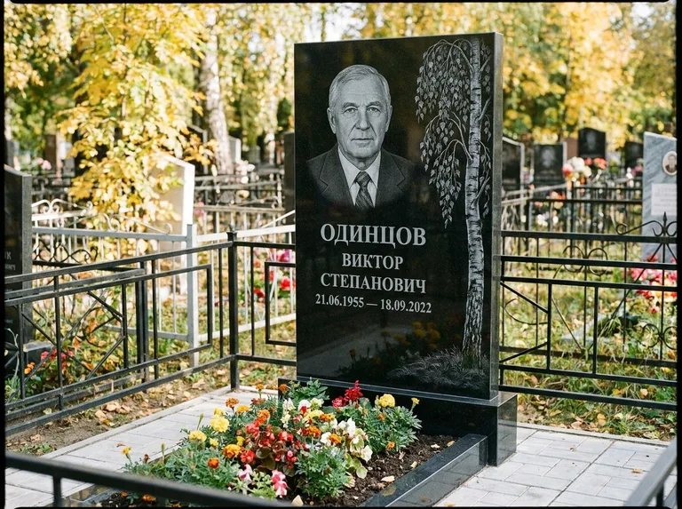 Памятник с гравировкой берёзы — гравировка плакучей берёзы с тонкими ветвями, работа «Одинцов» в Мурманске