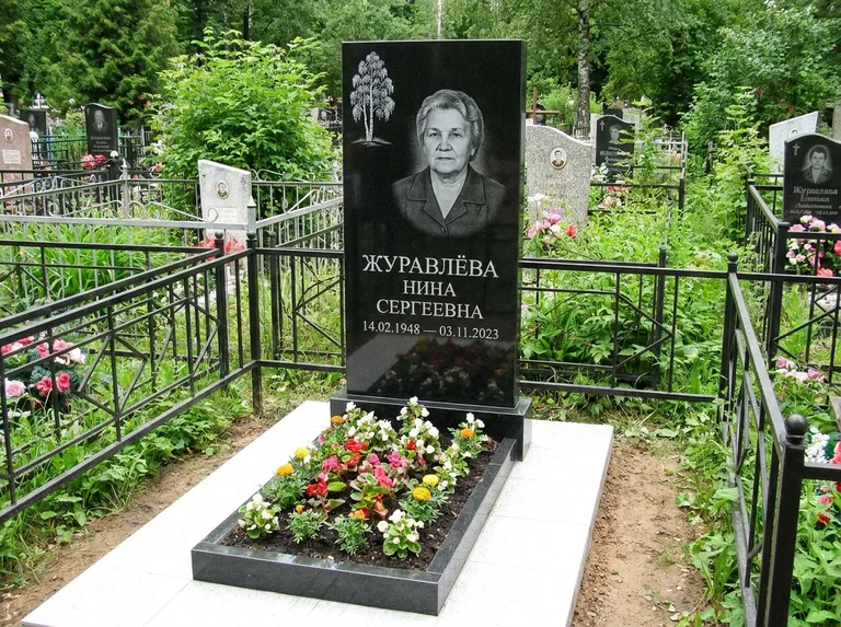 Памятник с гравировкой берёзы — гравировка одинокой берёзы над именем, работа «Журавлёва» в Мурманске