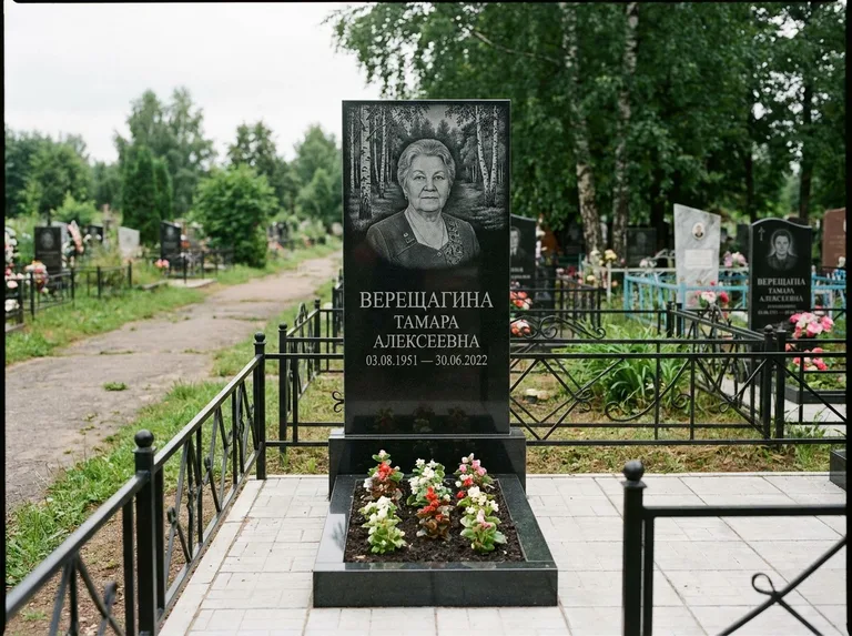 Памятник с гравировкой берёзы — гравировка берёзовой рощи в глубину, работа «Верещагина» в Мурманске