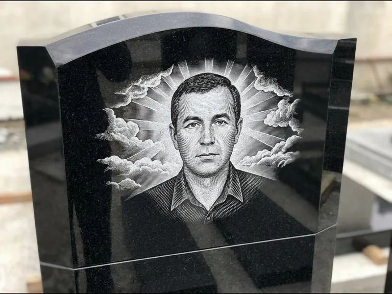 Гравировка фото на памятнике — с фоном в Мурманске