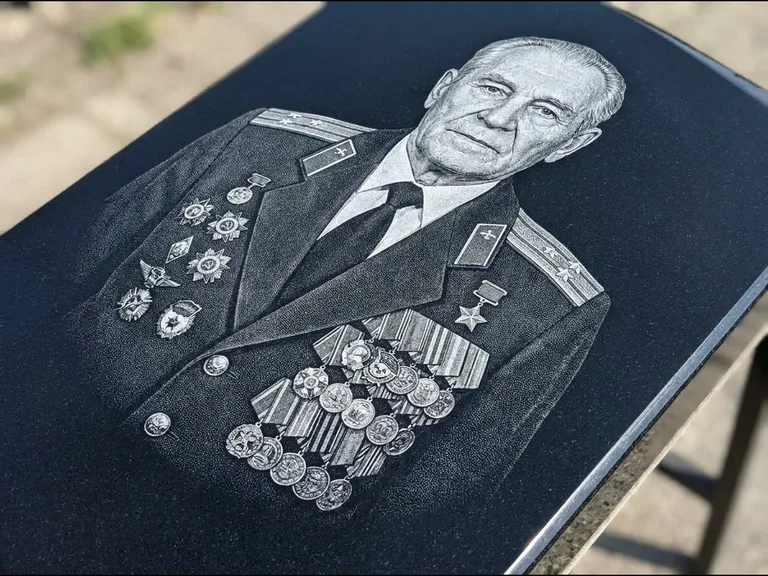 Гравировка фото на памятнике — военный / ветеран в Мурманске