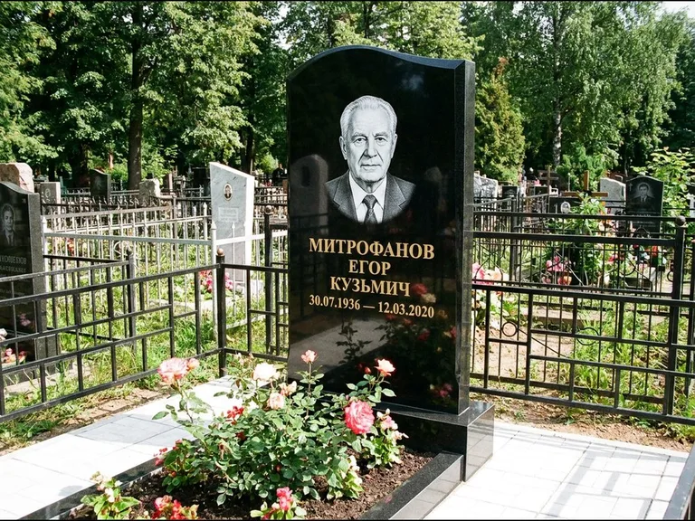 Гравировка портрета на чёрном граните — выполненная работа 29 в Мурманске
