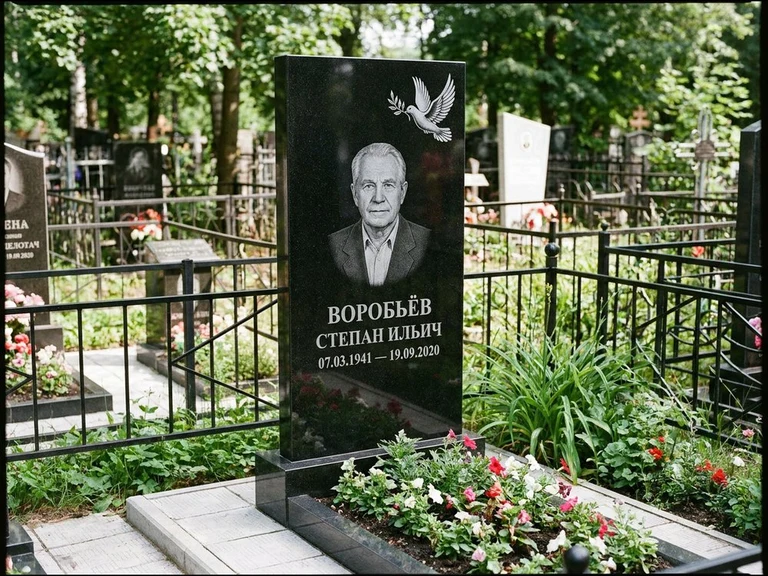 Гравировка голубей на памятник в Мурманске — памятник из чёрного гранита с гравировкой