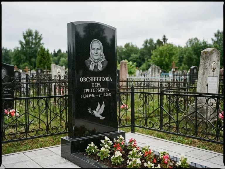 Памятник с гравировкой голубей — гравировка голубя с оливковой ветвью рядом с эпитафией, работа «Овсянникова» в Мурманске