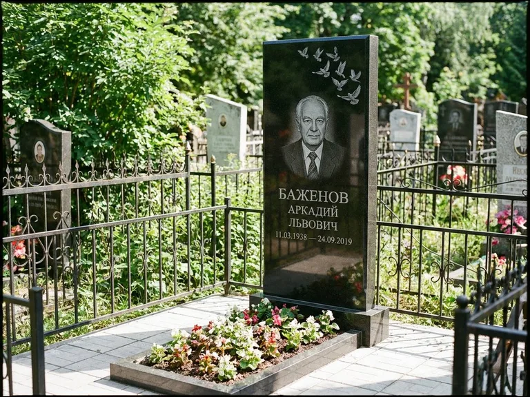 Памятник с гравировкой голубей — гравировка стаи голубей, взлетающей от угла стелы, работа «Баженов» в Мурманске