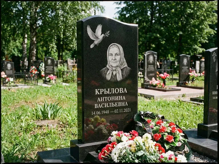 Памятник с гравировкой голубей — гравировка голубей, работа «Крылова» в Мурманске