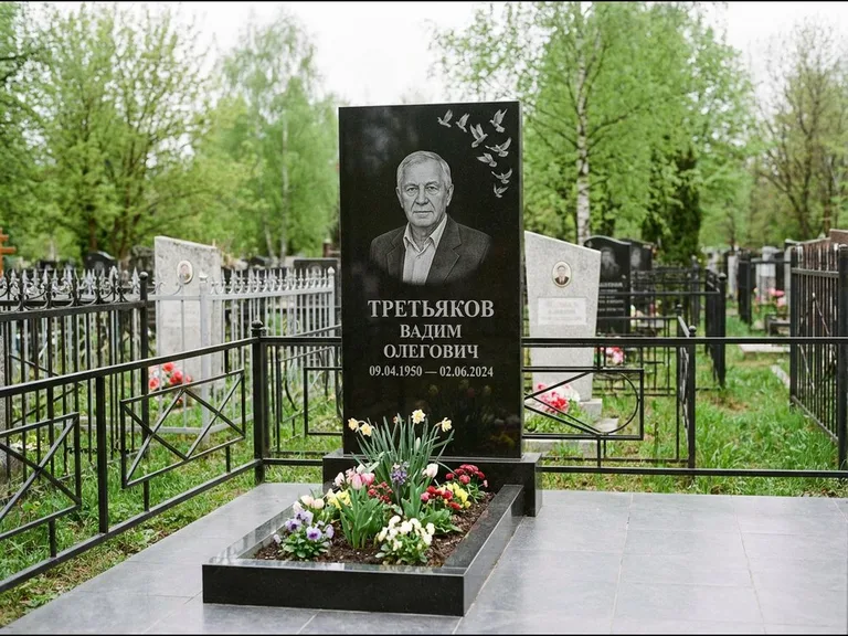 Памятник с гравировкой голубей — гравировка стаи голубей, взлетающей от угла стелы, работа «Третьяков» в Мурманске