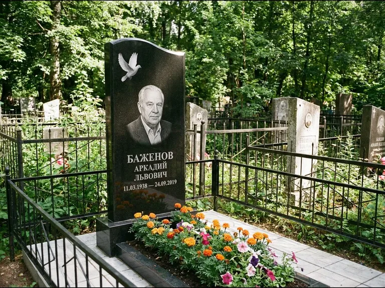 Памятник с гравировкой голубей — белая гравировка взлетающего голубя над портретом, работа «Баженов» в Мурманске
