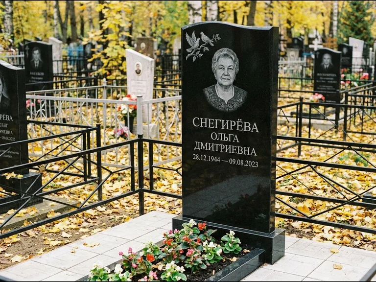 Памятник с гравировкой голубей — гравировка пары голубей на ветке в верхнем углу стелы, работа «Снегирёва» в Мурманске