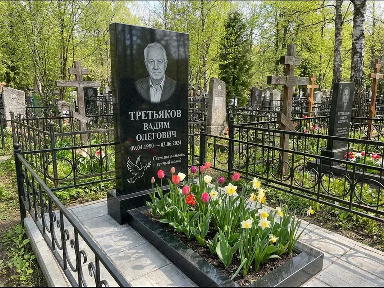 Памятник с гравировкой голубей — гравировка голубя с оливковой ветвью рядом с эпитафией, работа «Третьяков» в Мурманске