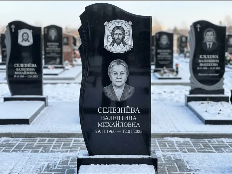 Памятник с гравировкой иконы — Казанская икона Божией Матери на стеле, работа «Одинцов» в Мурманске