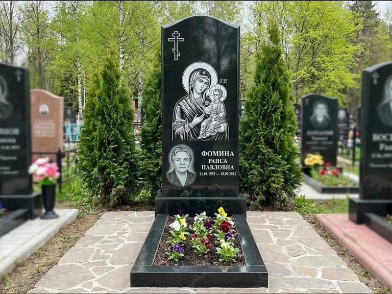 Памятник с гравировкой иконы — икона в резном киоте, работа «Гущин» в Мурманске