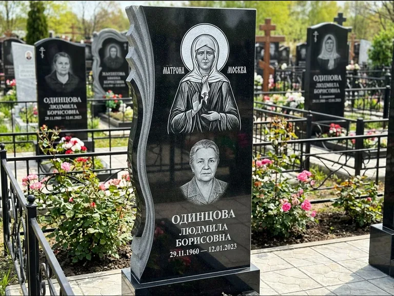 Памятник с гравировкой иконы: ступенчатая двухуровневая стела — Архангел Михаил на стеле, каменная дорожка из плитняка, работа «Одинцов» в Мурманске
