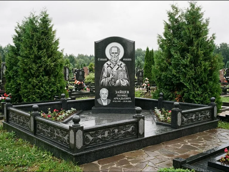 Памятник с гравировкой иконы: стела с гранитным столиком и скамьёй — Архангел Михаил на стеле, семейный участок с плиткой, работа «Верещагина» в Мурманске