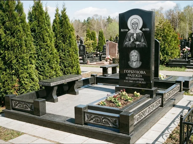 Памятник с гравировкой иконы: стела в форме раскрытой книги с образом — гравировка образа Спасителя, цоколь тёмной плиткой, работа «Зотов» в Мурманске