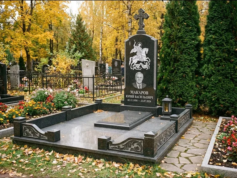 Памятник с гравировкой иконы: ступенчатая трёхуровневая стела — золочёный нимб на образе, дорожка из природного плитняка, работа «Лебедева» в Мурманске