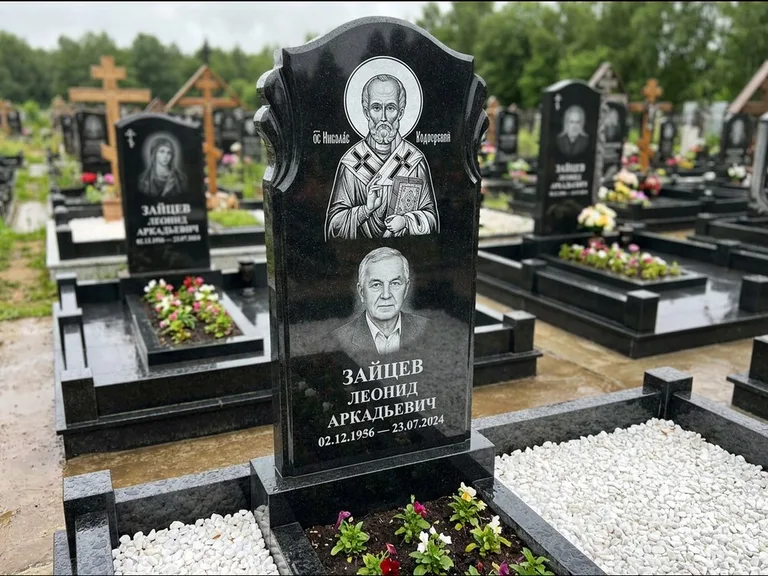 Памятник с гравировкой иконы — образ Николая Чудотворца, работа «Лебедева» в Мурманске