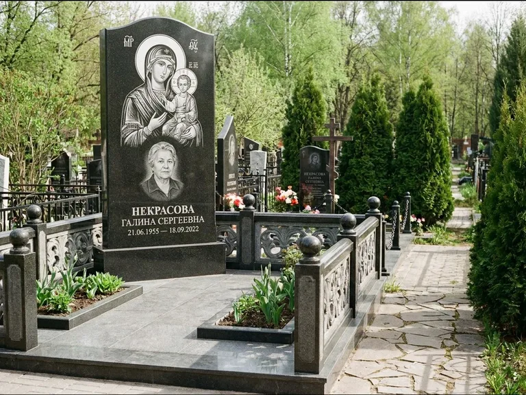 Памятник с гравировкой иконы: полукруглая стела с купольным навершием — Архангел Михаил на стеле, заснеженный зимний участок, работа «Гущин» в Мурманске