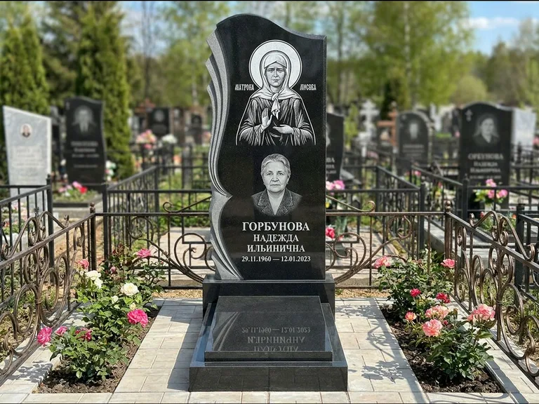 Памятник с гравировкой иконы — икона в резном киоте, работа «Одинцов» в Мурманске