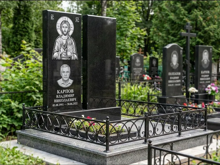 Памятник с гравировкой иконы — Казанская икона Божией Матери на стеле, работа «Богданова» в Мурманске