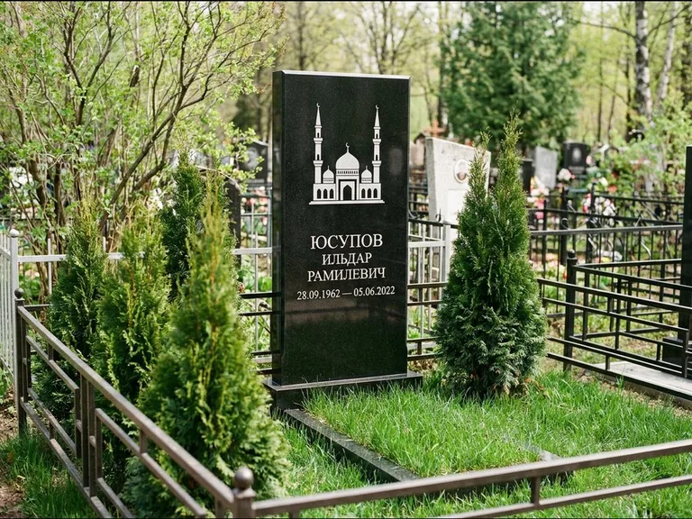 Мусульманский памятник с гравировкой мечети — силуэт мечети с двумя минаретами над именем, работа «Юсупов» в Мурманске